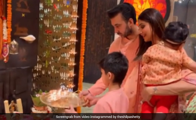 शिल्पा शेट्टी ने पूरी फैमिली के साथ की दिवाली पूजा, VIDEO  शेयर कर लिखा- समीशा की पहली दिवाली...