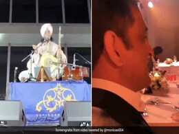 पंजाबी सूफी गायक ने MS Dhoni के लिए गाया यह गाना, सुनकर माही की भी छूटी हंसी - देखें Video पंजाबी सूफी गायक ने MS Dhoni के लिए गाया यह गाना, सुनकर माही की भी छूटी हंसी - देखें Video