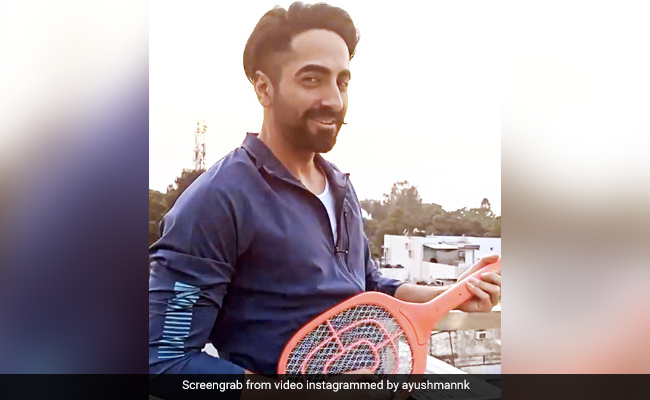 आयुष्मान खुराना ने मच्छर मारने वाले रैकेट को बनाया गिटार, ऐसे किया SRK के गाने पर डांस - 1 करोड़ बार देखा गया Video