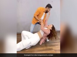 Gauahar Khan जैद दरबार के साथ 'केयर नी करदा' गाने पर कर रही थीं डांस, अचानक मंगेतर ने गिरा दिया- देखें Video Gauahar Khan जैद दरबार के साथ 'केयर नी करदा' गाने पर कर रही थीं डांस, अचानक मंगेतर ने गिरा दिया- देखें Video
