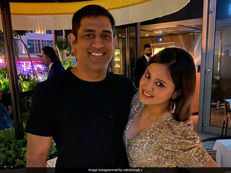 dhoni sakshi photo