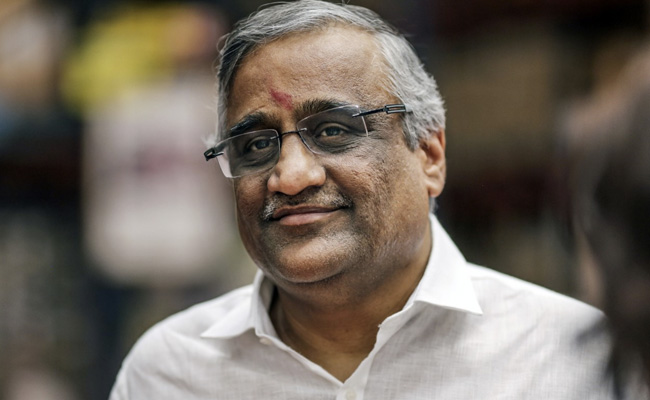 कर्ज में डूबी कंपनी फ्यूचर रिटेल के चेयरमैन और डायरेक्टर किशोर बियानी ने दिया इस्तीफा