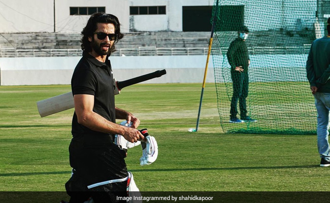 Shahid Kapoor Wraps 'Jersey', Cuts 'Bat And Ball' Themed Cake (See Pic)