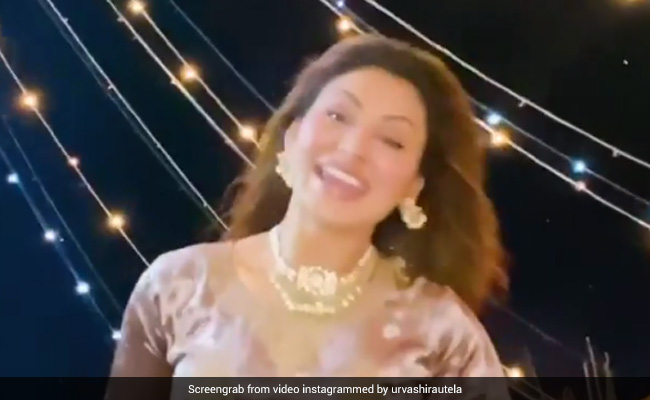 Urvashi Rautela दिवाली के मौके पर यूं झूमती आईं नजर, बार-बार देखा जा रहा Video