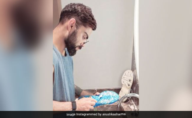 अनुष्का शर्मा ने विराट कोहली को मिट्टी से सने जूते साफ करते हुए पकड़ा, Photo शेयर कर बोलीं- टूर से पहले...