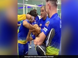 MS Dhoni ने खिलाड़ी को लिया गोद में, चेहरे पर पोता केक तो चिल्लाया- 'ठंडा लग रहा है...' - देखें Video MS Dhoni ने खिलाड़ी को लिया गोद में, चेहरे पर पोता केक तो चिल्लाया- 'ठंडा लग रहा है...' - देखें Video