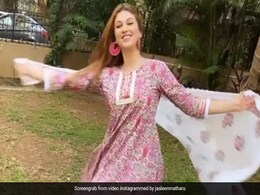 Jasleen Matharu ने 'बदमाश दिल' सॉन्ग पर यूं झूमकर किया डांस, वायरल हुआ Video Jasleen Matharu ने 'बदमाश दिल' सॉन्ग पर यूं झूमकर किया डांस, वायरल हुआ Video