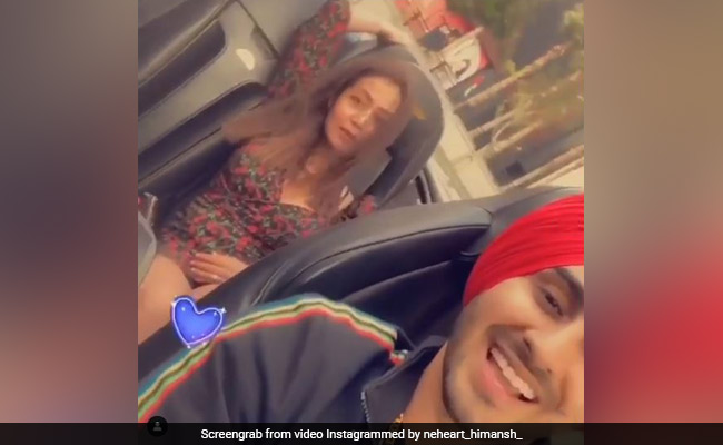 Neha Kakkar और रोहनप्रीत सिंह दुबई की सड़कों पर ओपन कार में यूं मस्ती करते नजर आए, हनीमून Video किया शेयर