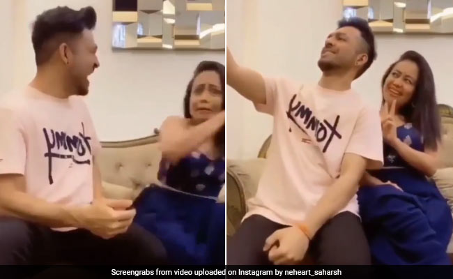 Neha Kakkar ने किया Tony Kakkar की सेल्फी में पोज तो भड़क गए बड़े भाई, यूं डांटते आए नजर- Viral हुआ Video