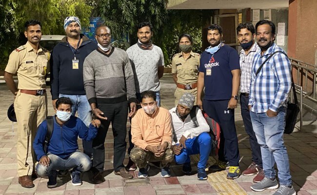 महाराष्ट्र : ठग गिरोह का पर्दाफाश, खुद को अमेरिकी सेना में कैप्टन बताकर 39 लाख रुपये ऐंठने वाली महिला फरार महाराष्ट्र : ठग गिरोह का पर्दाफाश, खुद को अमेरिकी सेना में कैप्टन बताकर 39 लाख रुपये ऐंठने वाली महिला फरार