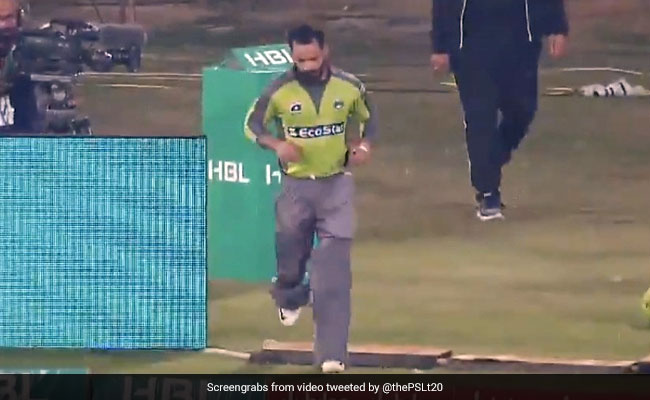 PSL 2020: बल्लेबाजी छोड़ टॉयलेट करने गए मोहम्मद हफीज, कीपर बोला- '2 ओवर से कह रहा है...' - देखें Video