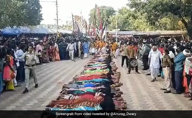 धमतरी में संतान प्राप्ति के लिए अनोखी प्रथा, पेट के बल लेटी महिलाओं के ऊपर से गुजरते हैं लोग