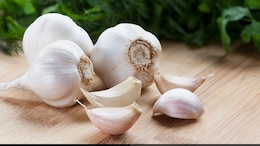 Struggling To Peel Garlic? Check These Garlic Peeling Hacks By Celebrity Chef Saransh Goila