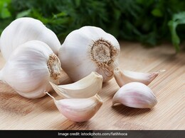 Struggling To Peel Garlic? Check These Garlic Peeling Hacks By Celebrity Chef Saransh Goila