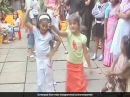 अनन्या पांडे और शनाया कपूर के बचपन का Video हुआ वायरल, सड़क पर प्रीति जिंटा के गाने पर डांस करती आईं नजर अनन्या पांडे और शनाया कपूर के बचपन का Video हुआ वायरल, सड़क पर प्रीति जिंटा के गाने पर डांस करती आईं नजर