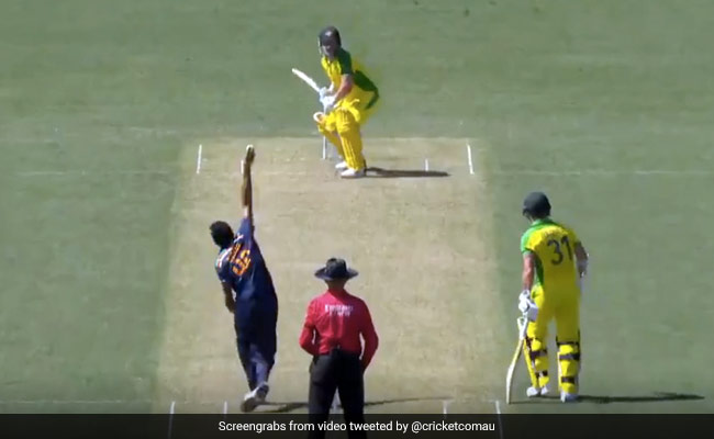 Ind Vs Aus: एरॉन फिंच ने मारा ऐसा ताबड़तोड़ शॉट, खिलाड़ियों के बीच से बुलेट की तरह निकली गेंद - देखें Video