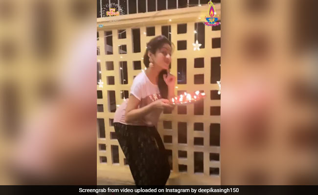 हाथ में दीये की थाली लेकर डांस करती नजर आईं दीपिका सिंह, फैंस को यूं किया विश- देखें Video