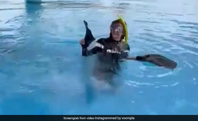 Dhvani Bhanushali मालदीव जाने से पहले मुंबई में सीख रही हैं स्कूबा डाइविंग, देखें Video