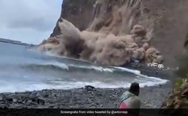समुद्र किनारे घूमने वालों के पास आ गिरी बहुत बड़ी चट्टान, देखकर चीख पड़े लोग - देखें Shocking Video