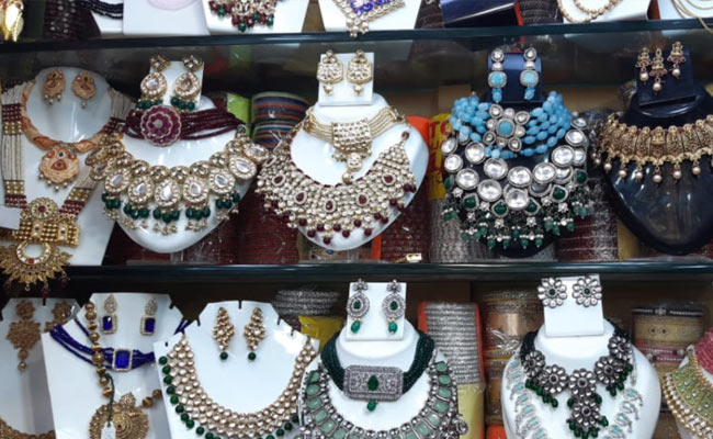 बॉलीवुड एक्ट्रेस की तरह पाना चाहती हैं ब्राइडल लुक, तो यहां से खरीदें डिजाइनर ज्वैलरी, दिखेंगी इतनी खूबसूरत