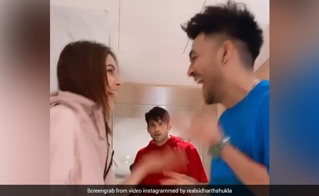 शहनाज गिल के साथ डांस कर रहे थे टोनी कक्कड़ तभी सिद्धार्थ शुक्ला ने मारी एंट्री और फिर...देखें Video