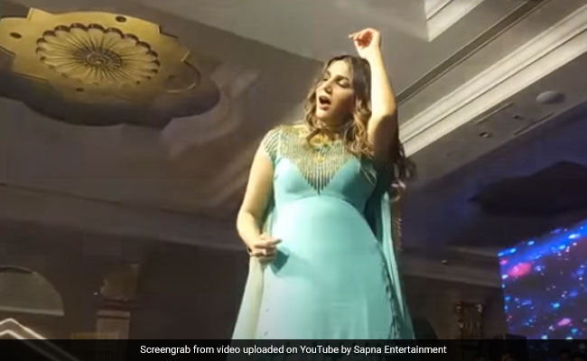 Sapna Choudhary ने नए लुक में स्टेज पर किया जोरदार डांस, देसी क्वीन के Video ने मचाई धूम