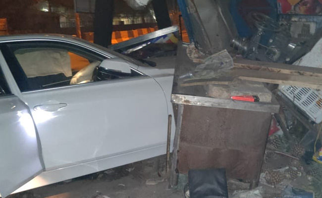 नशे में चूर होकर बर्थडे मना रहे रईसजादों को पुलिसकर्मी ने किया मना तो चढ़ा दी BMW, गंभीर रूप से घायल