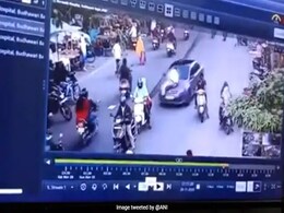 नागपुर में बोनट पर सिपाही को लेकर आधे किलोमीटर तक कार दौड़ाता रहा ड्राइवर, केस दर्ज नागपुर में बोनट पर सिपाही को लेकर आधे किलोमीटर तक कार दौड़ाता रहा ड्राइवर, केस दर्ज