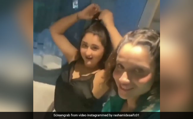 Ankita Lokhande ने गाया रोमांटिक गाना तो Rashami Desai ने यूं किया डांस, खूब Viral हो रहा है Video