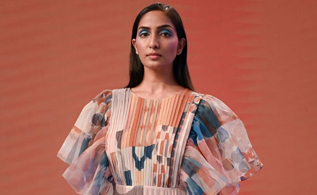 Stylish And Breezy Tops For Women That Are Perfect For Daytime Looks