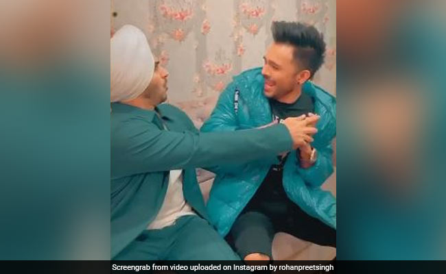 नेहा कक्कड़ को लेकर भाई और पति के बीच छिड़ी लड़ाई, तो सिंगर बोली- मैं दोनों की हूं बाबा... देखें Video