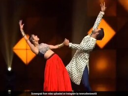 Malaika Arora ने रेड घाघरा पहन टेरेंस के साथ 'ढोल बजने लगा' सॉन्ग पर किया धमाकेदार डांस, Video ने मचाया तहलका Malaika Arora ने रेड घाघरा पहन टेरेंस के साथ 'ढोल बजने लगा' सॉन्ग पर किया धमाकेदार डांस, Video ने मचाया तहलका