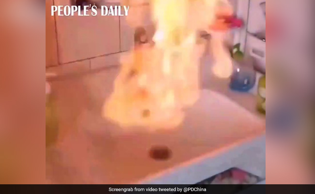 अचानक नल से निकलने लगी आग, पानी से निकली लपटें तो उड़े लोगों के होश... देखें पूरा Video