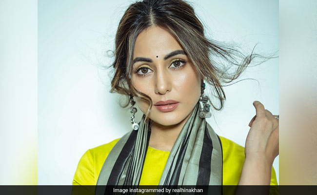 दिवाली के मौके पर हिना खान ने साड़ी पहन यूं फ्लॉन्ट किया स्टाइलिश अंदाज, देखें वायरल Photos