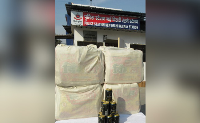 रेलवे स्टेशन पर 840 कैन विदेशी बीयर के साथ पकड़ी गई नाइजीरियाई महिला
