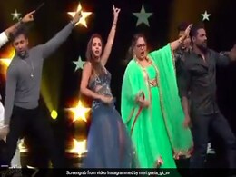 Malaika Arora ने टेरेंस, गीता और रेमो के साथ 'डिस्को दीवाने' पर किया धमाकेदार डांस, Video मचा रहा है धूम Malaika Arora ने टेरेंस, गीता और रेमो के साथ 'डिस्को दीवाने' पर किया धमाकेदार डांस, Video मचा रहा है धूम