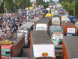 विरोध प्रदर्शन के बीच किसानों की दरियादिली, टिकरी बॉर्डर पर फंसे एंबुलेंस को ऐसे दिया रास्ता विरोध प्रदर्शन के बीच किसानों की दरियादिली, टिकरी बॉर्डर पर फंसे एंबुलेंस को ऐसे दिया रास्ता