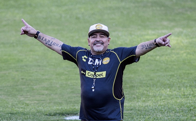 फुटबॉल दिग्गज डिएगो माराडोना का दिल का दौरा पड़ने से निधन