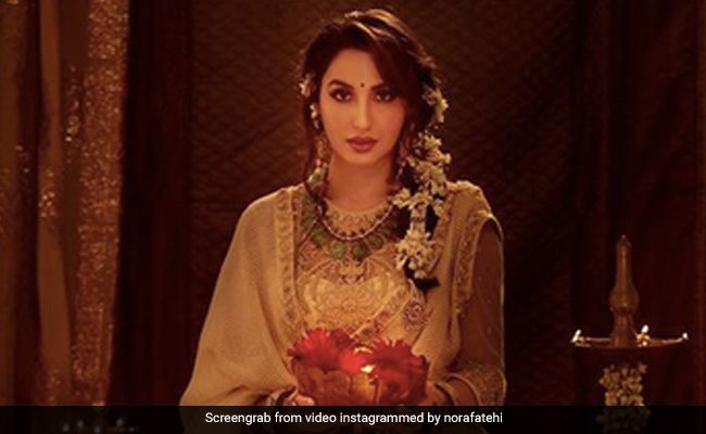 Nora Fatehi ने लहंगा पहन बालों में लगाया गजरा, हाथ में दीया लिये यूं दिखीं एक्ट्रेस- देखें Photos