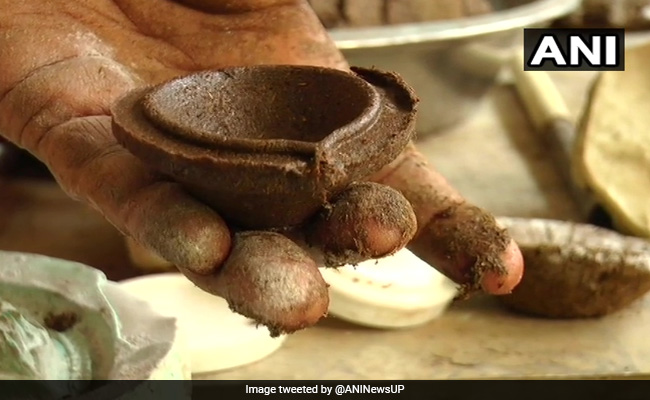 गाय के गोबर से बनाए जा रहे दीये और मूर्तियां, प्रवासी मजदूरों को मिला रोजगार
