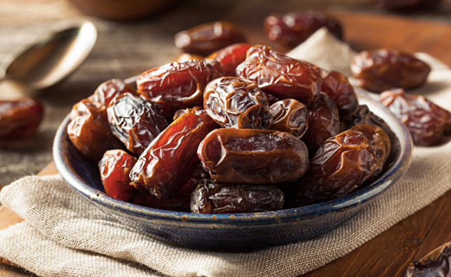 Weight Loss: वज़न कम करने के लिए खजूर को इस तरह अपनी डाइट में करें शामिल