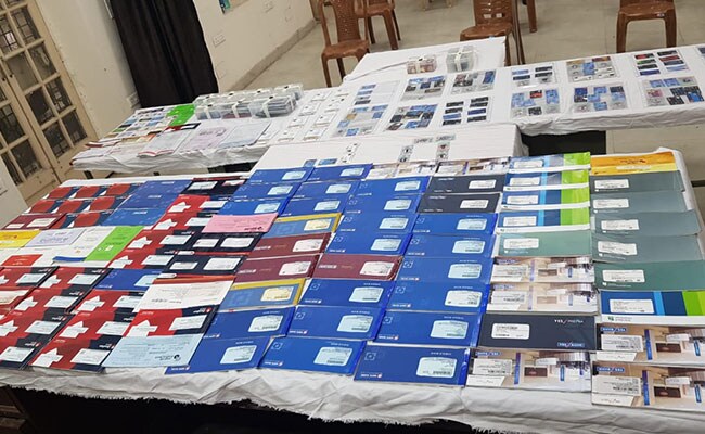 दिल्ली पुलिस ने फ़र्ज़ी दस्तावेजों के आधार पर बैंकों से डेबिट और क्रेडिट कार्ड लेने वाले गैंग को पकड़ा दिल्ली पुलिस ने फ़र्ज़ी दस्तावेजों के आधार पर बैंकों से डेबिट और क्रेडिट कार्ड लेने वाले गैंग को पकड़ा