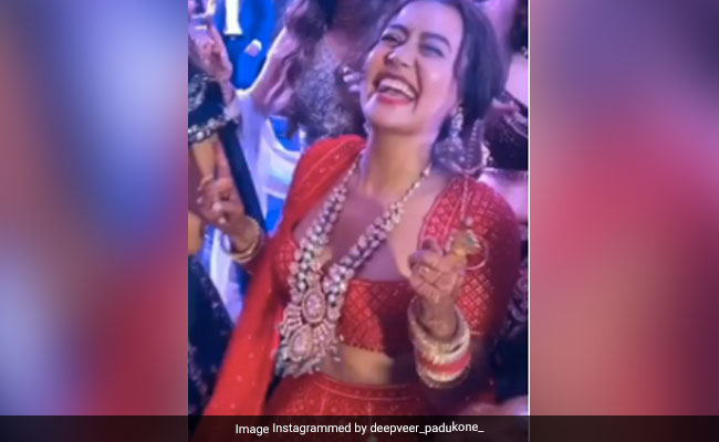 Neha Kakkar ने शादी में Rohanpreet के साथ 'कुड़ी तू चॉकलेट' पर किया जबरदस्त डांस, खूब Viral हो रहा है Video