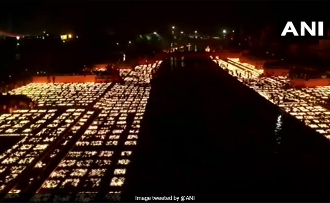 दीवाली पर सज गई अयोध्या नगरी, लाखों दीपों से जगमगाया - देखें VIDEO