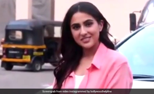 Sara Ali Khan से फोटोग्राफर ने कहा 'नमस्ते वाला पोज दीजिए', तो यूं मिला एक्ट्रेस से जवाब- Video हुआ वायरल