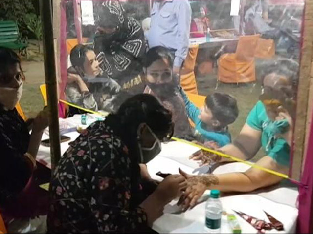 Karva Chauth Amid Covid: Glass Shields Separate Mehndi Artists, Customer In Delhi