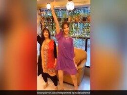 Mithun Chakraborty की बहू Madalsa ने मम्मी के साथ किया जबरदस्त डांस, Video ने मचा दी धूम Mithun Chakraborty की बहू Madalsa ने मम्मी के साथ किया जबरदस्त डांस, Video ने मचा दी धूम