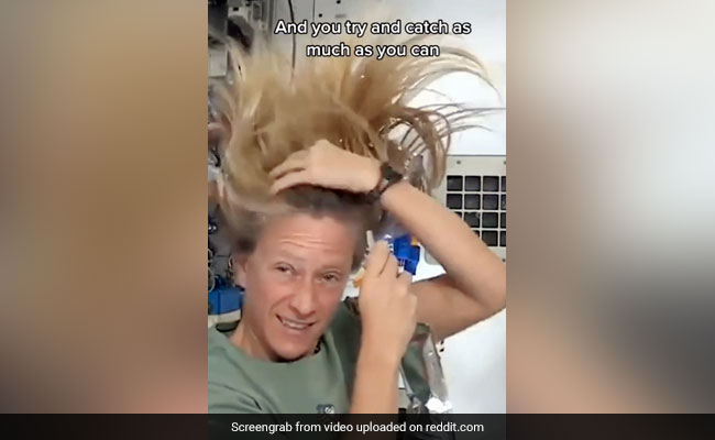 अंतरिक्ष में अंतरिक्षयात्री कैसे धोते हैं अपने बाल? एस्ट्रोनॉट ने डाला गर्म पानी और फिर किया ऐसा - देखें पूरा Video