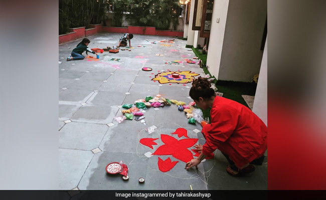 Diwali 2020: Tahira Kashyap And "Team" Are Busy With <i>Rangoli</i> Duties