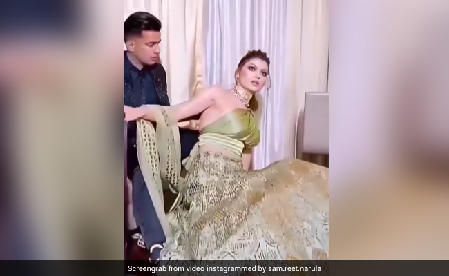 Urvashi Rautela 55 लाख का लहंगा पहन जस मानक के साथ करा रही थीं Photoshoot, तभी बिगड़ गया बैलेंस- Video हुआ वायरल